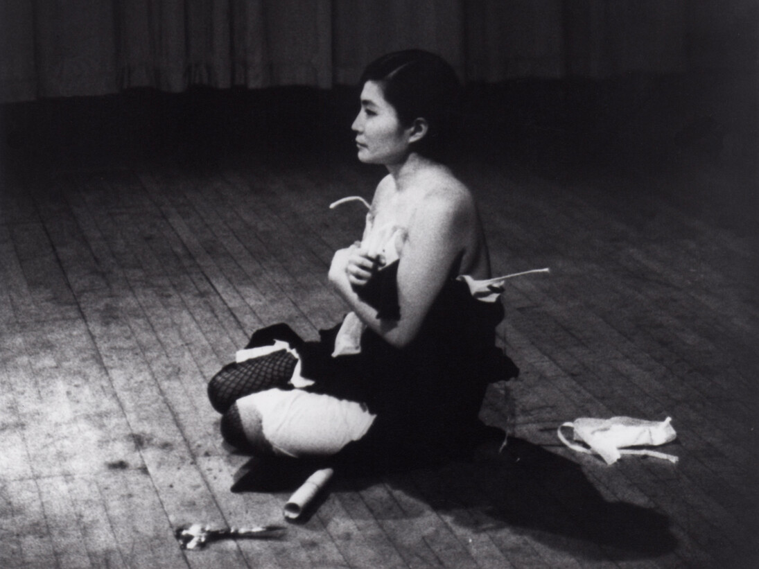 Cut Piece (1964) performed by Yoko Ono in New Works of Yoko Ono, Carnegie Recital Hall, New York, March 21, 1965.
Photograph by Minoru Niizuma. © Minoru Niizuma. Courtesy Lenono Photo Archive, New York