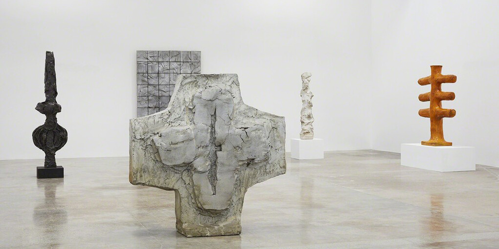 Sculpture 1958-1964, Exhibition view. Courtesy of Kayne Griffin Corcoran