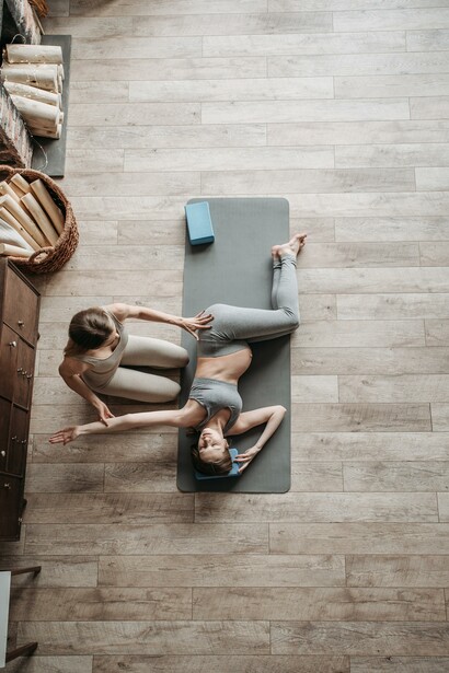 Coach and trainee, yoga