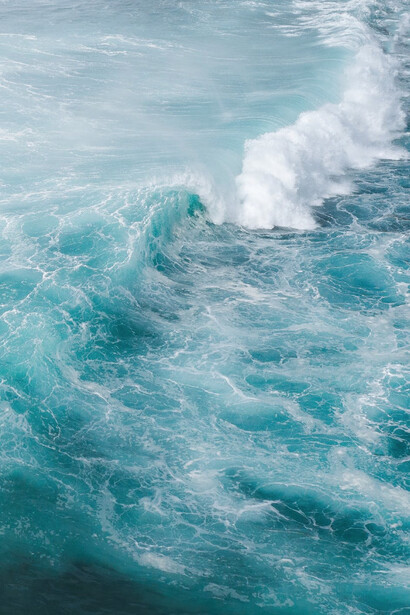 In alto mare il vento crea turbini e vortici che, premendo sulla superficie dell'acqua, determinano i piccoli avvallamenti che avviano il moto ondoso