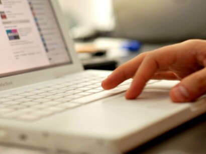 Tecleando en el portátil