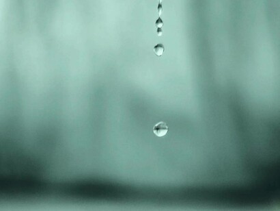 Goccia d'acqua che cade da rubinetto chiuso: ma quando osserviamo grandi numeri di quelle particelle, quando le strutture diventano macroscopiche, i meccanismi che ne regolano la dinamica acquistano, quasi magicamente, regolarità, persistenza, ordine ed equilibrio