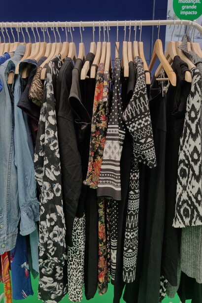 Charriot com muitas peças para troca em evento do Let’s Swap, em Porto, Portugal