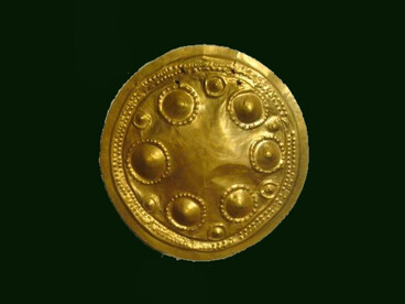 Dall’antico Egitto alla Mesopotamia, dalla Grecia a Roma, l’oro ha rappresentato un ponte tra il mondo umano e quello divino, oltre a essere simbolo di prestigio e potere