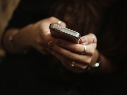 Coinvolgimento compulsivo: comportamento caratterizzato dall'uso eccessivo e incontrollabile dei social media, che interferisce con le attività quotidiane e relazioni personali