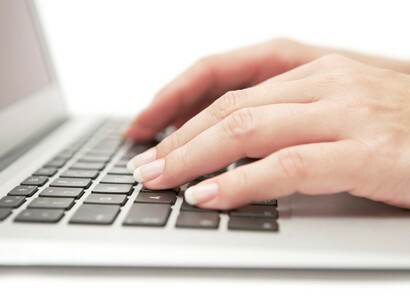 Escribiendo en el teclado de un ordenador