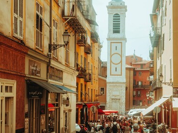 Uma rua cercada por edifícios históricos conduz o olhar até a torre de uma igreja ao fundo. Foi por cenários como esse que François caminhou sem rumo definido, deixando-se inspirar pela atmosfera de Krantournac
