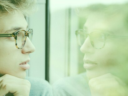 Se l'intelligenza artificiale venisse utilizzata per sviluppare cloni umani, potrebbero emergere nuove forme di discriminazione e disuguaglianza, con implicazioni sociali e legali globali