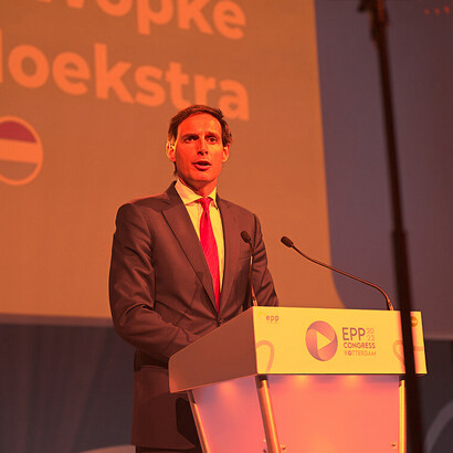 Wopke Hoekstra, niederländischen Politiker. Die Erhöhung der Tabaksteuer hatte für sein Land katastrophale Folgen