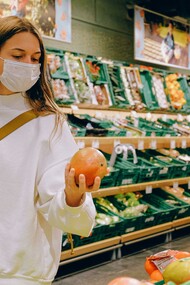 Chamam-se doenças invisíveis porque os seus sinais não aparecem em exames de imagem, análises laboratoriais ou em manifestações físicas facilmente reconhecíveis. Doenças como fibromialgia, enxaqueca crónica, síndrome da fadiga crónica, endometriose, dores neuropáticas, sequelas da Covid longa e síndrome de burnout exemplificam essa categoria. Embora possuam critérios diagnósticos definidos, muitas delas ainda carecem de marcadores objectivos