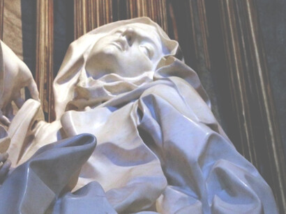 Durante l’estasi, dal greco "ex-stasis", essere fuori, si sperimenta l’annullamento di sé e l’identificazione con Dio o con "l'Anima del Mondo". Estasi di Santa Teresa di Bernini, particolare