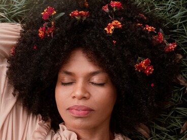 In India, la tradizione dell’hair oiling prevede l’applicazione di oli naturali sui capelli e sul cuoio capelluto per nutrirli e proteggerli