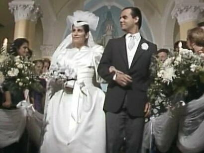 A trama, assinada por Gilberto Braga, Aguinaldo Silva e Leonor Bassères, tornou-se referência quando colocou em choque duas imagens morais: a honestidade sofrida de Raquel e a ambição sem escrúpulos de outros personagens, e ainda plantou o maior mistério da teledramaturgia brasileira: “Quem matou Odete Roitman?”. A amplitude do debate ético que a novela provocou fez com que personagens fossem lidos como símbolos do Brasil da época