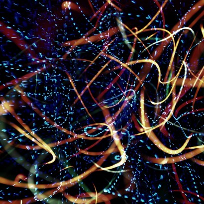 È spesso associato al consumo compulsivo di video brevi, meme, social media e contenuti ripetitivi che non richiedono uno sforzo mentale significativo