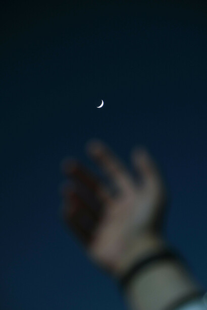 Mano tesa ad afferrare la luna