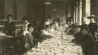 Donne al lavoro in un ufficio postale lombardo durante la Prima guerra mondiale