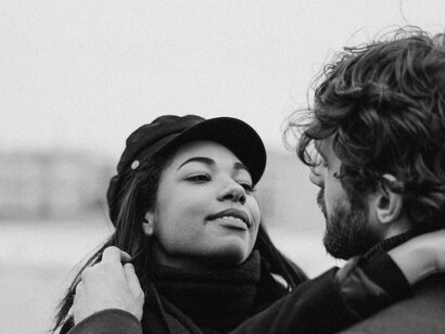 Una coppia felice si guarda innamorata: e così ti accorgi lei non è lei, lei non è niente, e alla fine è solo film mentale,  solito film mentale