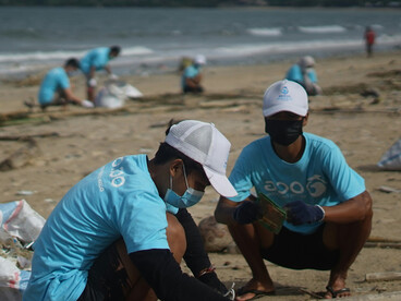 Barreras flotantes, interceptores y ciencia de datos se combinan en una estrategia global para limpiar mares contaminados