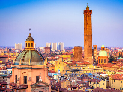 Vista de Bolonia mostrando las torres Garisenda y Asinelli, Italia