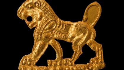 Lamina representando un león mirando hacia la izquierda. Final s. VI - inicio s. V a.C. Oro, 1,8 x 2 cm. Noroeste de Irán
