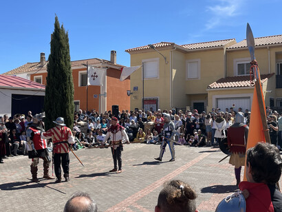 Conversaciones, la población de Montiel rodeando la escena