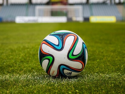 Uma bola de futebol repousa sobre o gramado, tendo o campo como cenário. No futebol, cada nova temporada recoloca em jogo expectativas, resultados e a necessidade de reação