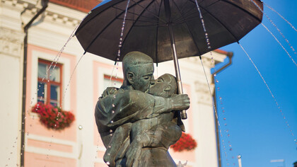 No hay esfuerzos, mantras, disciplinas, austeridades, riquezas, oraciones, cánticos, pociones mágicas ni pergaminos secretos que puedan lograr esto. “Estudiantes besándose”, fuente y escultura en Tartu, Estonia