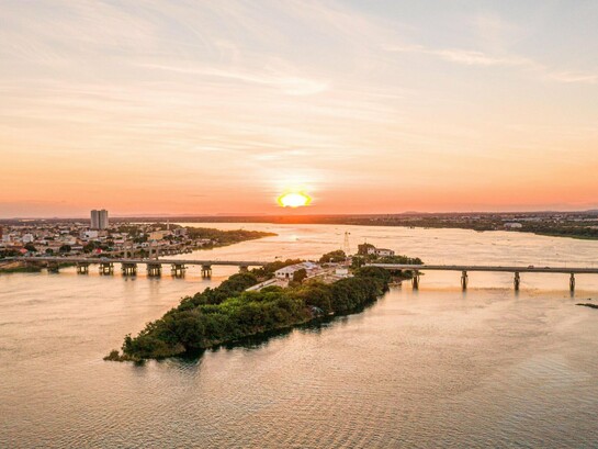 Rio São Francisco conectando Petrolina e Juazeiro