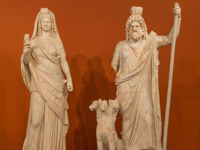 Figuras de Perséfone y Hades, dioses regentes del Inframundo, en exposición en el Museo Arqueológico de Heraklion, Creta, Grecia