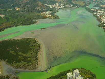 Nos últimos anos de bonança econômica e bacanal com dinheiro público, bilhões de reais passaram pela cidade do Rio de Janeiro sem que tivessem deixado qualquer significativo ganho ambiental. Foto de Mario Moscatelli