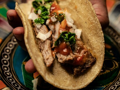 Comida temperada com coentro. As folhas (frescas ou secas) são usadas em açordas, caris, guisados, molhos, saladas, sopas, etc. Funcionam como um ótimo substituto do sal. Possuem vitaminas A, C, E, B3 e B6 e minerais como potássio, cálcio, fósforo, sódio e magnésio