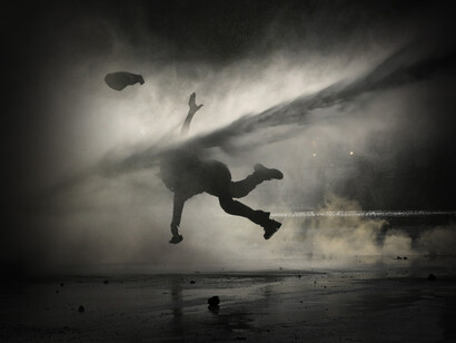 Un chorro de agua de las fuerza antidisturbios, golpea a un manifestante durante una protesta en Chile