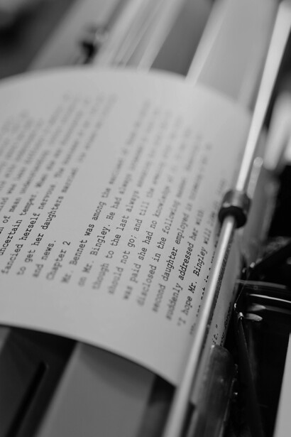 Allí donde otros narradores se limitan al registro testimonial o al vuelo poético, entrelaza ambos planos con un idioma exuberante, lo que constituye su gesto más radical: reivindicar la riqueza del castellano en tiempos de prosa empobrecida