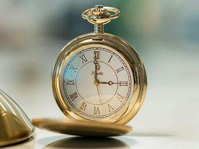 Acredito piamente que, com mais uma hora, faria planos grandiosos. O meu “eu” idealizado organizaria a agenda por códigos de cores, sublinharia prioridades com marcadores fluorescentes e colaria post-its com uma caligrafia irrepreensível. Mas, sejamos honestos, a verdade é que não daria vazão a tudo. Porque é que esta geração quer fazer tudo em tão pouco tempo?