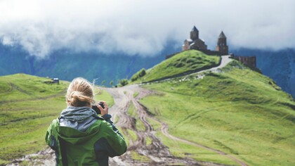 Una turista saca una foto en el Cáucaso