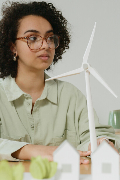 O pilar ambiental do ESG no Brasil lida com o desmatamento e compromissos climáticos, exigindo maior fiscalização e conciliação com o desenvolvimento econômico