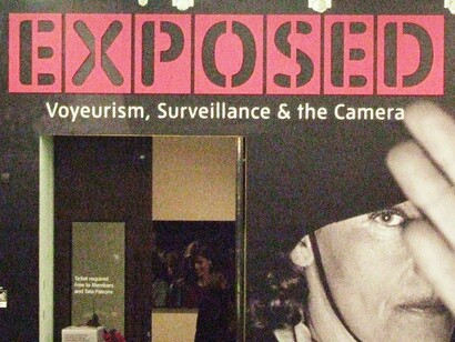 Exposição 'Exposed: Voyeurism, Surveillance and the Camera', em Londres, Inglaterra. De maneira provocativa e estratégica, Elahi expôs o paradoxo da vigilância contemporânea. Ao compartilhar voluntariamente todos os seus dados pessoais, ele subverteu a lógica do controle, tornando-se sujeito ativo da própria vigilância. Dito de outro forma, essa ação ousada desafiou as estruturas de poder ao questionar a eficácia da vigilância em massa