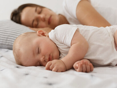 Los ritmos circadianos son una serie de cambios tanto físicos como psíquicos que siguen un ciclo de veinticuatro horas. Madre y bebé durmiendo