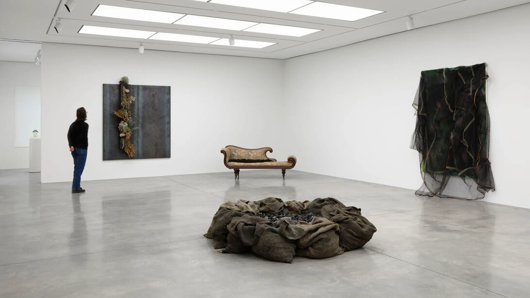 David Hammons and Jannis Kounellis, exhibition view. Courtesy of White Cube