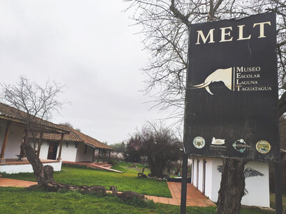 Letrero principal del Museo Melt, un espacio que alberga importantes fósiles originales, tecnología y patrimonio inmaterial desde el Paleoindio