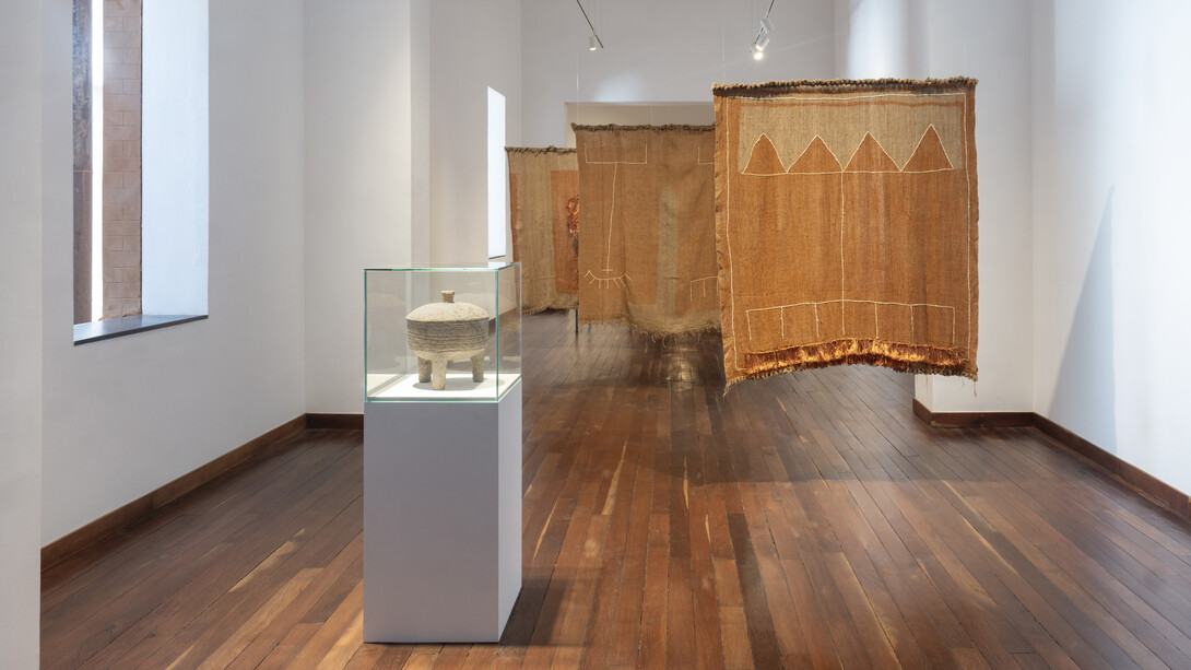 M’barek Bouhchichi, Les mains des poètes, vue d’exposition. Avec l'aimable autorisation de la Fondation H