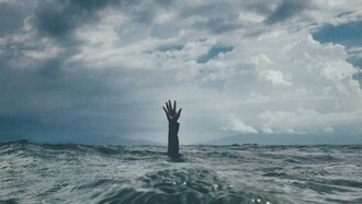 A vida exige de nós muito mais do que damos a ela e mesmo assim ainda é muito generosa com nossos erros, ou apesar deles. Errar é parte da vida, mas é importante se corrigir antes de seguir em frente
