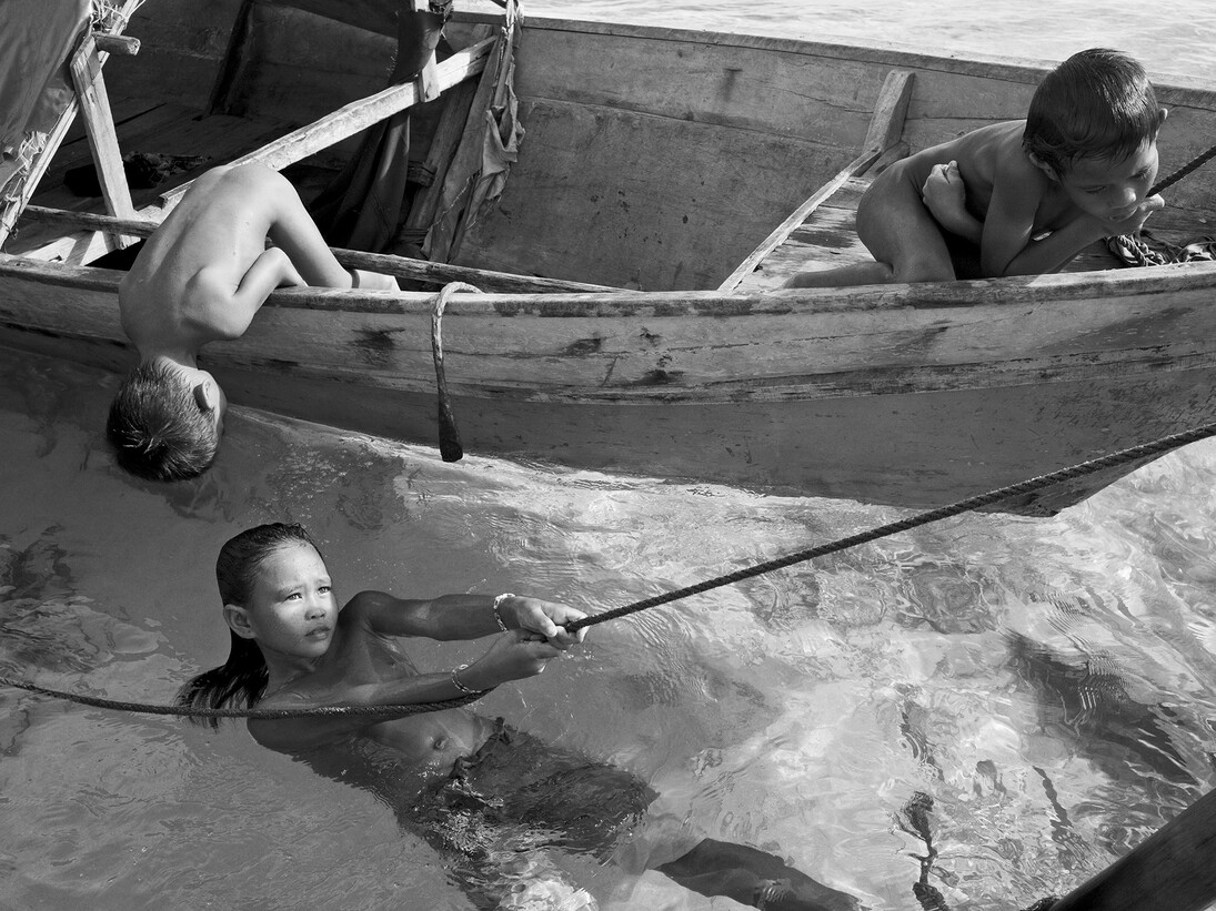 Pierre de Vallombreuse, Enfants Badjao. Borneo, mer des Célèbes (Badjao children. Borneo, Celebes sea), Courtesy Galerie Argentic © Pierre de Vallombreuse