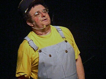 Henri Giraud imita Coluche de macacão na primeira parte de seu espetáculo Tchao l'enfoiré, 2010. Coluche morreu, num trágico e infeliz acidente banal de trânsito, em 1986. Mas, efetivamente, jamais desapareceu do imaginário dos franceses




