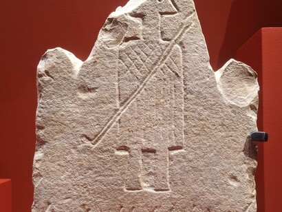 Stele ex voto con iscrizione punica e decorata con una figura stilizzata. Una parte dell'iscrizione riporta: "Alla signora Tanit, volto di Baʿal, e al signore Baʿal Ḥammon, quello che Ḥimilk, figlio di Arish, figlio di". Musée du Louvre Antiquités orientales, Parigi, Francia