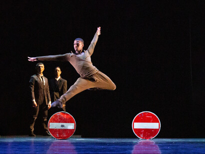 Sulle note celebri di Sergej Prokofiev si traduce in danza l’intramontabile storia dell’eterno amore tra i due giovani, Romeo e Giulietta