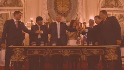 Rafael Correa, Evo Morales, Néstor Kirchner, Cristina Fernández, Luiz Inácio Lula da Silva, Nicanor Duarte e Hugo Chávez assinando a Ata Fundacional do Banco do Sul em Buenos Aires (2007)