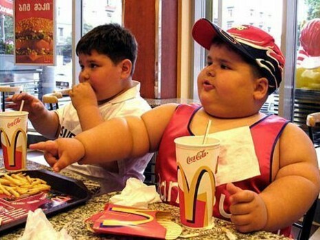 Bambini che mangiano troppo