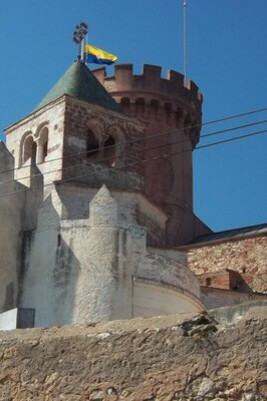 Castillo de Castelldefels y bandera al viento