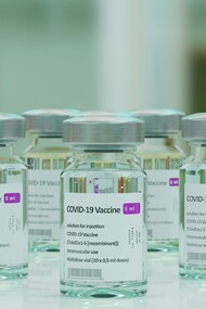 Vacinas contra Covid-19. A vacinação em massa ajudou a reduzir as hospitalizações e mortes, permitindo a retomada da normalidade em muitas sociedades. No entanto, com o avanço das campanhas de imunização, começaram a surgir relatos de novas condições de saúde que antes não eram amplamente observadas